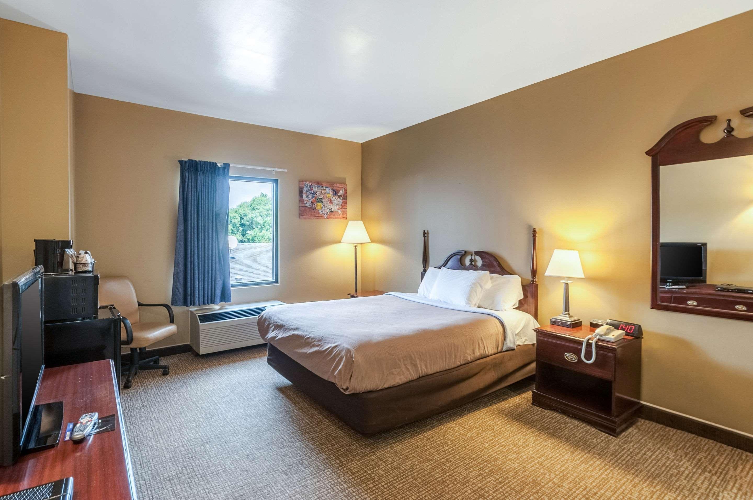 Econo Lodge Inn & Suites Middletown Bagian luar foto