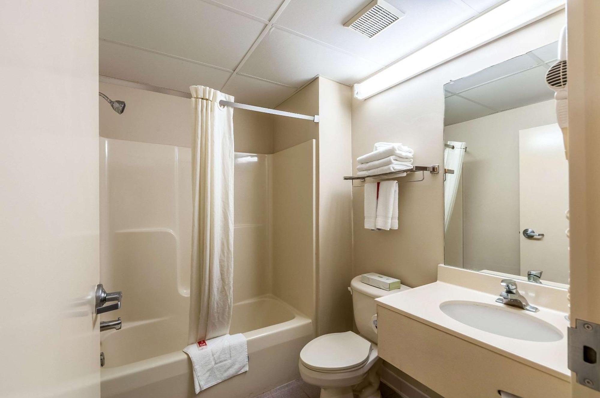 Econo Lodge Inn & Suites Middletown Bagian luar foto