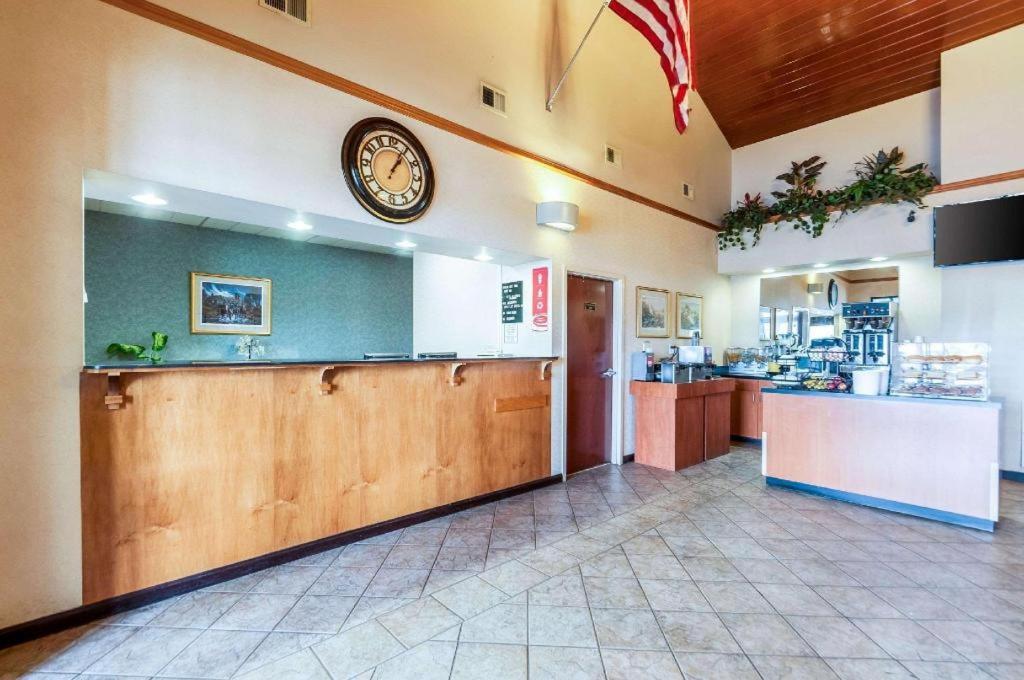 Econo Lodge Inn & Suites Middletown Bagian luar foto