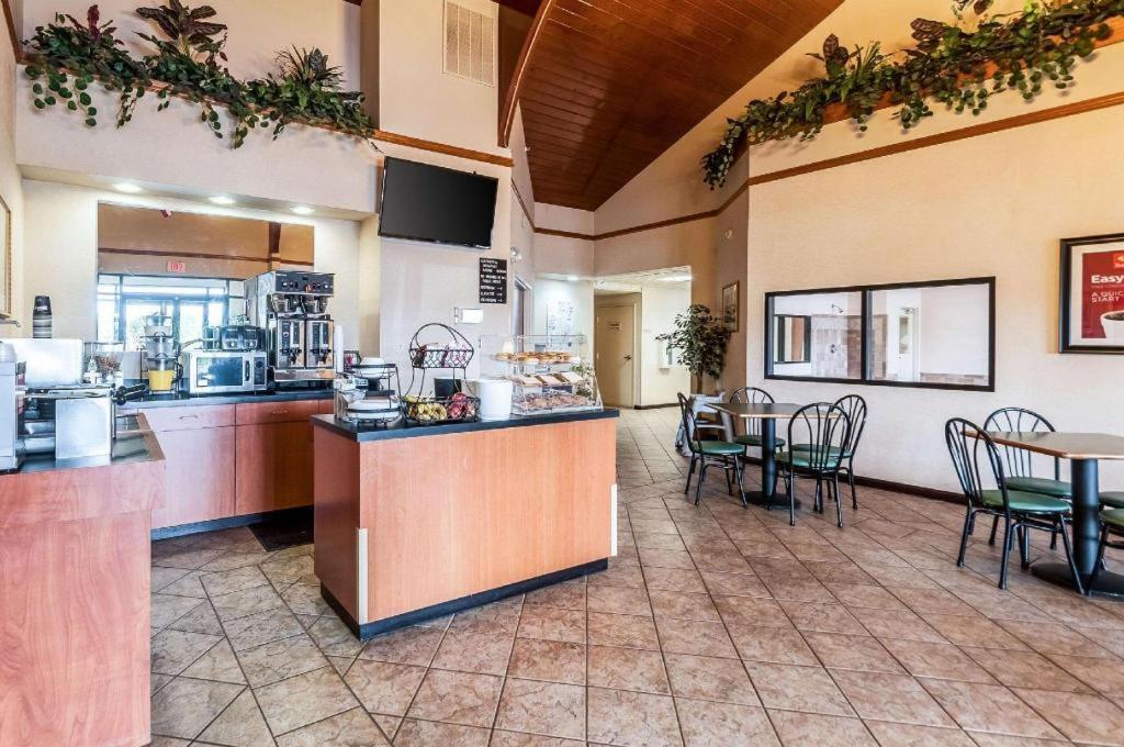 Econo Lodge Inn & Suites Middletown Bagian luar foto