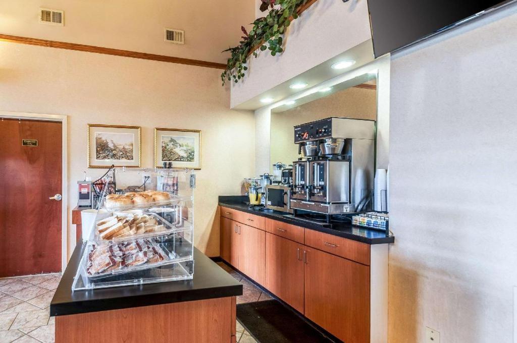 Econo Lodge Inn & Suites Middletown Bagian luar foto