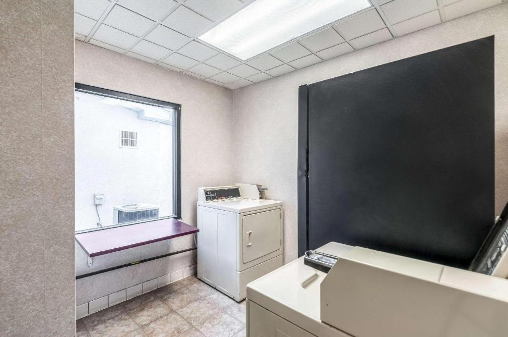 Econo Lodge Inn & Suites Middletown Bagian luar foto