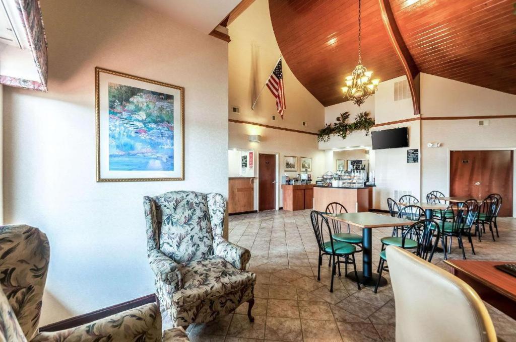 Econo Lodge Inn & Suites Middletown Bagian luar foto
